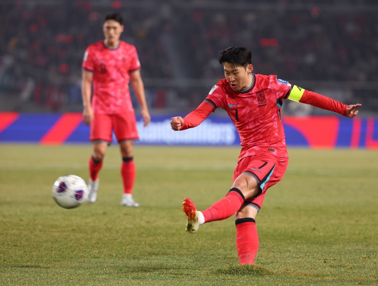 图为韩国vs阿曼，孙兴慜在高阳综合体育场比赛